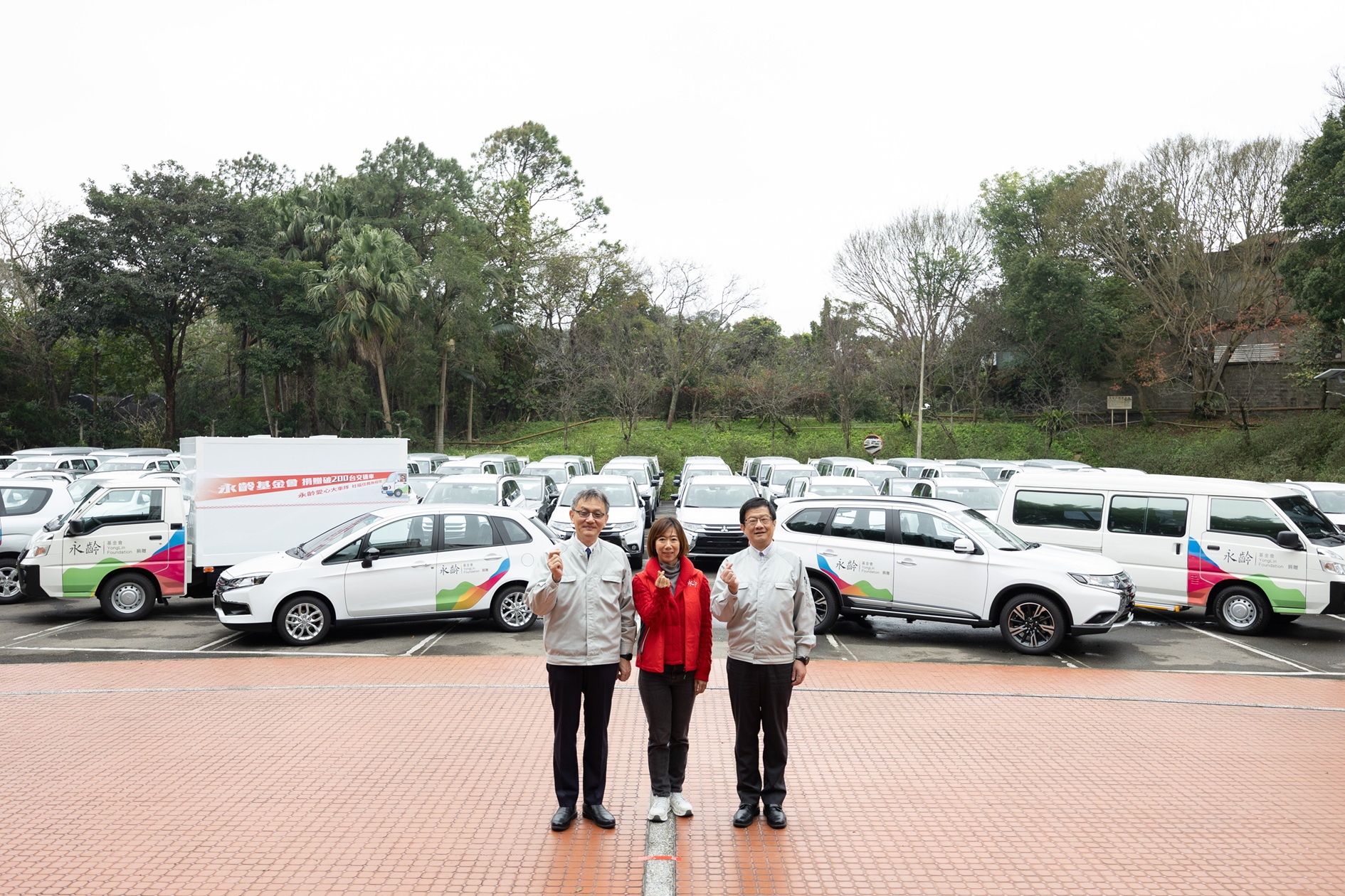 以全齡照護為訴求，組成｢永齡愛心大車隊」，逾200台行動交通車賦予200個社福單位全方位照護
